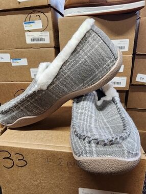 Kuru Loft Women’s Cozy Grey Plaid Slip-On Slippers Orthopedic. Plantar fasciitis